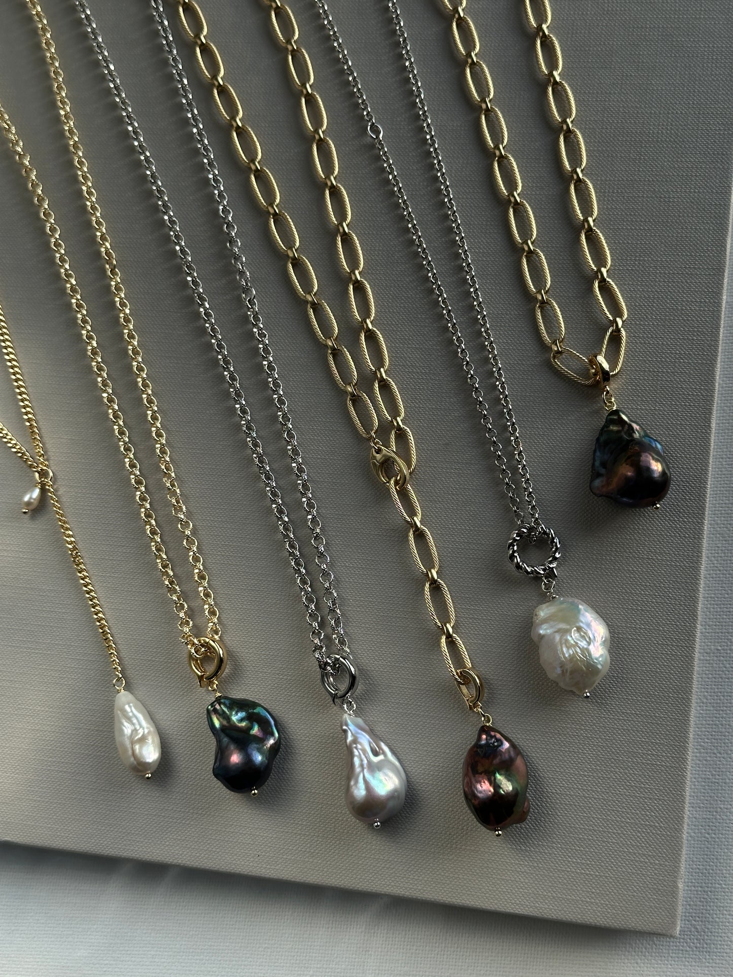 BAROQUE WHITE necklace