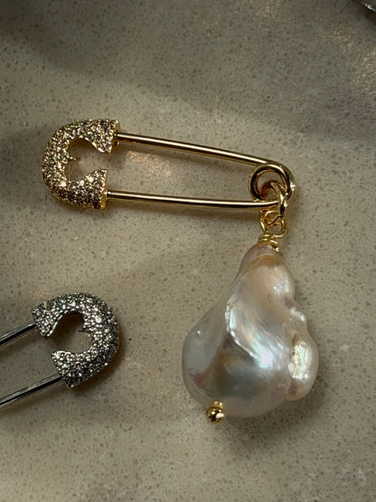 PEARLINA brooch